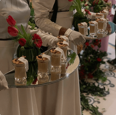 تقديم المشروبات الساخنة والباردة